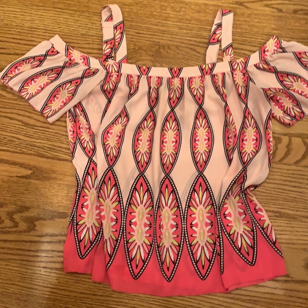 Bright washable cold shoulder, adjustable straps!